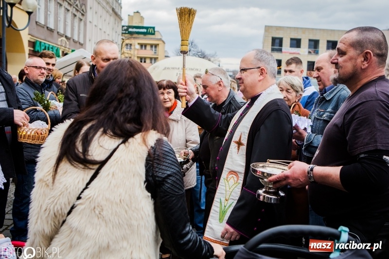 Zdjęcie w galerii na portalu naszraciborz.pl: Biskup opolski święcił w Raciborzu pokarmy i z prezydentem serwował żurek WIDEO wiadomości z regionu