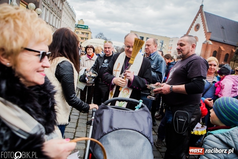 Zdjęcie w galerii na portalu naszraciborz.pl: Biskup opolski święcił w Raciborzu pokarmy i z prezydentem serwował żurek WIDEO wiadomości z regionu