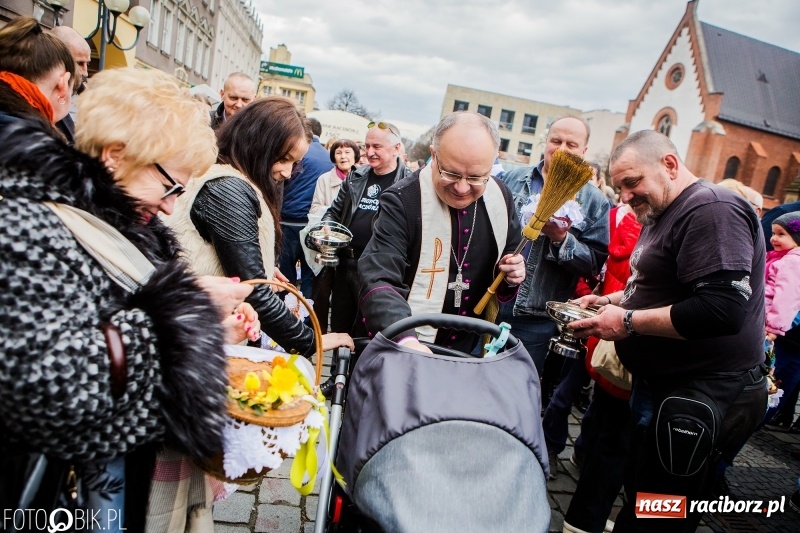 Zdjęcie w galerii na portalu naszraciborz.pl: Biskup opolski święcił w Raciborzu pokarmy i z prezydentem serwował żurek WIDEO wiadomości z regionu