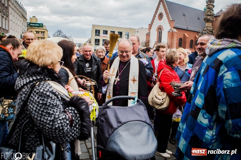 Zdjęcie w galerii na portalu naszraciborz.pl: Biskup opolski święcił w Raciborzu pokarmy i z prezydentem serwował żurek WIDEO wiadomości z regionu