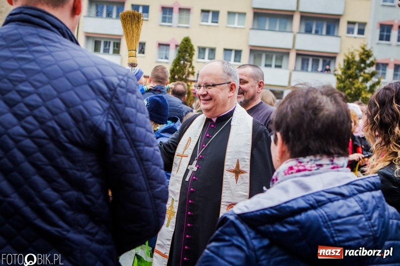 Zdjęcie w galerii na portalu naszraciborz.pl: Biskup opolski święcił w Raciborzu pokarmy i z prezydentem serwował żurek WIDEO wiadomości z regionu