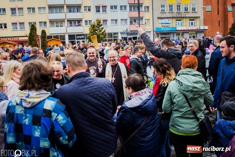 Zdjęcie w galerii na portalu naszraciborz.pl: Biskup opolski święcił w Raciborzu pokarmy i z prezydentem serwował żurek WIDEO wiadomości z regionu