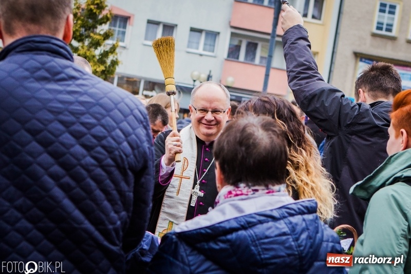 Zdjęcie w galerii na portalu naszraciborz.pl: Biskup opolski święcił w Raciborzu pokarmy i z prezydentem serwował żurek WIDEO wiadomości z regionu