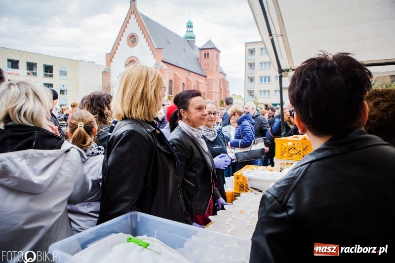 Zdjęcie w galerii na portalu naszraciborz.pl: Biskup opolski święcił w Raciborzu pokarmy i z prezydentem serwował żurek WIDEO wiadomości z regionu