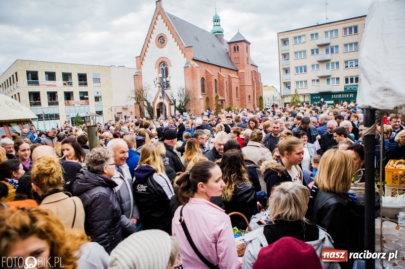 Zdjęcie w galerii na portalu naszraciborz.pl: Biskup opolski święcił w Raciborzu pokarmy i z prezydentem serwował żurek WIDEO wiadomości z regionu