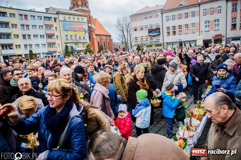 Zdjęcie w galerii na portalu naszraciborz.pl: Biskup opolski święcił w Raciborzu pokarmy i z prezydentem serwował żurek WIDEO wiadomości z regionu