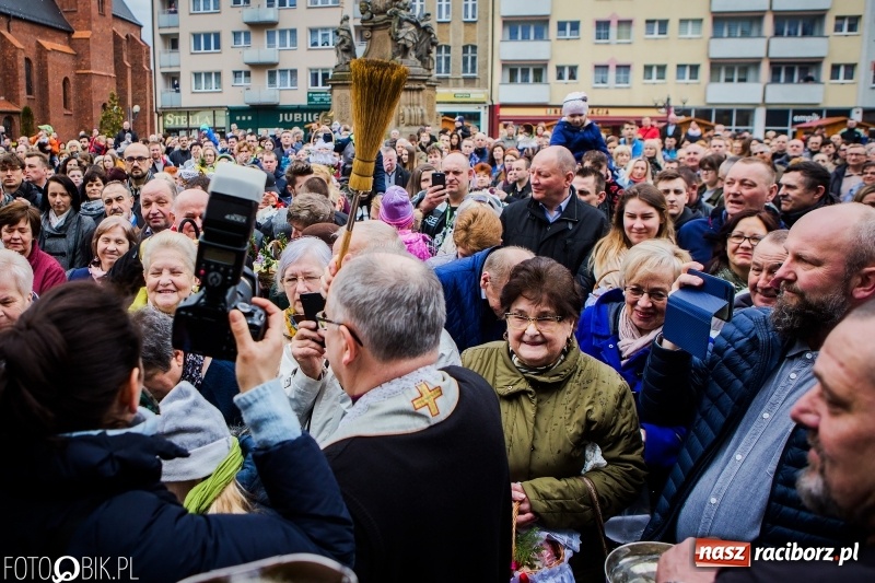 Zdjęcie w galerii na portalu naszraciborz.pl: Biskup opolski święcił w Raciborzu pokarmy i z prezydentem serwował żurek WIDEO wiadomości z regionu