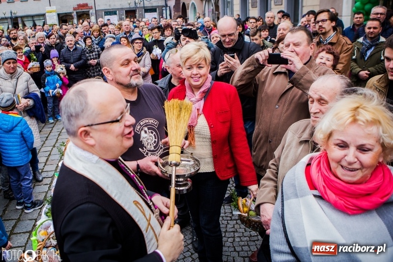 Zdjęcie w galerii na portalu naszraciborz.pl: Biskup opolski święcił w Raciborzu pokarmy i z prezydentem serwował żurek WIDEO wiadomości z regionu