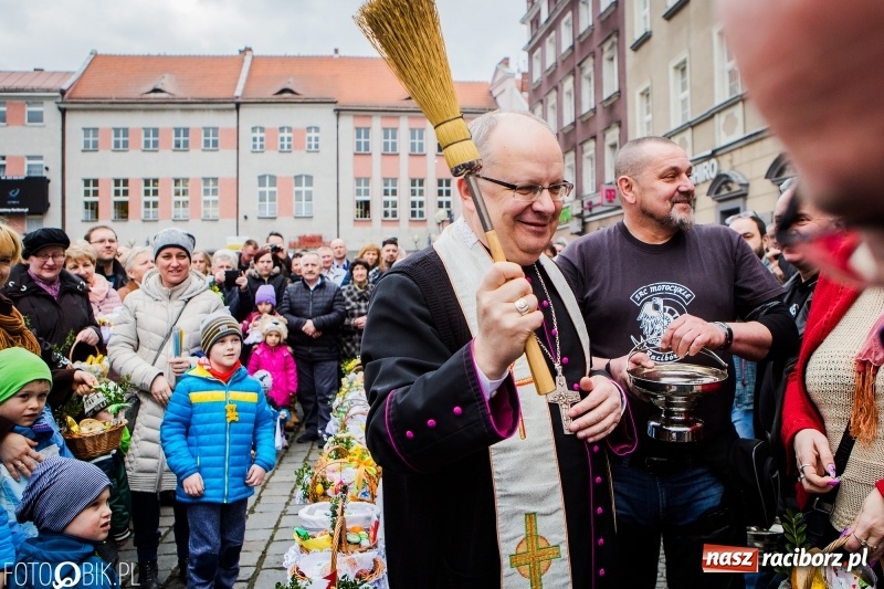 Zdjęcie w galerii na portalu naszraciborz.pl: Biskup opolski święcił w Raciborzu pokarmy i z prezydentem serwował żurek WIDEO wiadomości z regionu