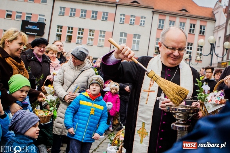 Zdjęcie w galerii na portalu naszraciborz.pl: Biskup opolski święcił w Raciborzu pokarmy i z prezydentem serwował żurek WIDEO wiadomości z regionu