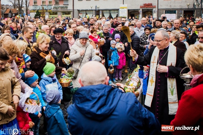 Zdjęcie w galerii na portalu naszraciborz.pl: Biskup opolski święcił w Raciborzu pokarmy i z prezydentem serwował żurek WIDEO wiadomości z regionu