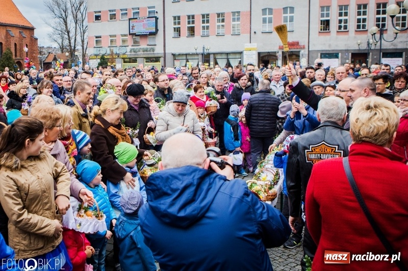 Zdjęcie w galerii na portalu naszraciborz.pl: Biskup opolski święcił w Raciborzu pokarmy i z prezydentem serwował żurek WIDEO wiadomości z regionu