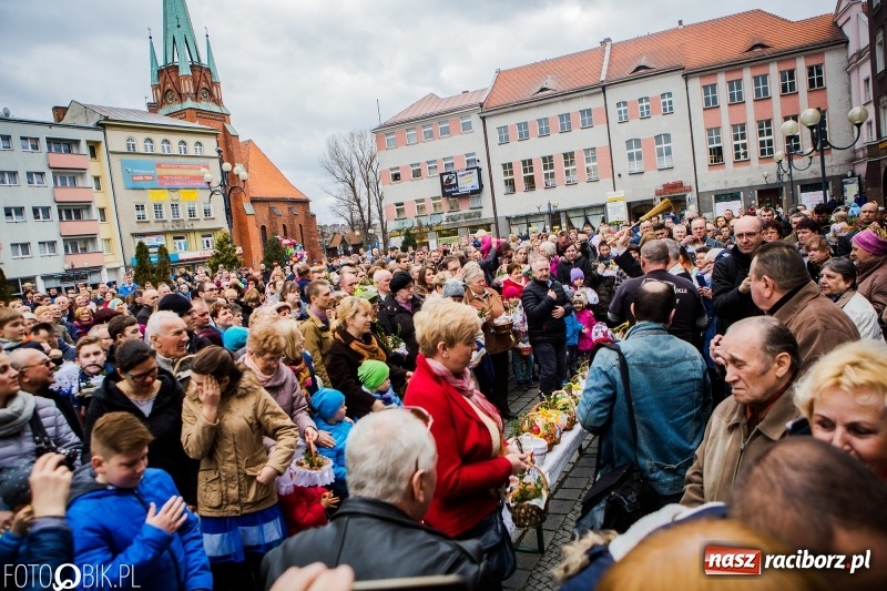 Zdjęcie w galerii na portalu naszraciborz.pl: Biskup opolski święcił w Raciborzu pokarmy i z prezydentem serwował żurek WIDEO wiadomości z regionu
