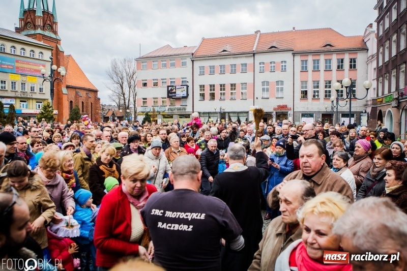 Zdjęcie w galerii na portalu naszraciborz.pl: Biskup opolski święcił w Raciborzu pokarmy i z prezydentem serwował żurek WIDEO wiadomości z regionu