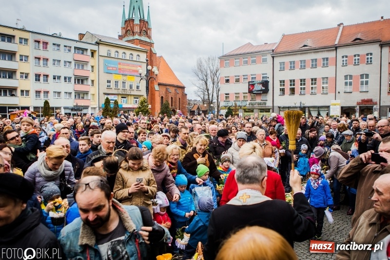 Zdjęcie w galerii na portalu naszraciborz.pl: Biskup opolski święcił w Raciborzu pokarmy i z prezydentem serwował żurek WIDEO wiadomości z regionu