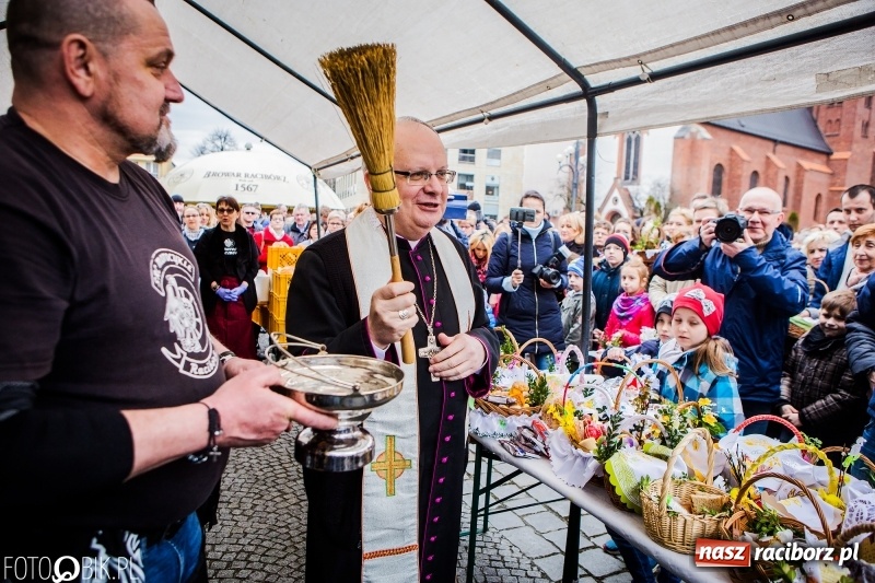 Zdjęcie w galerii na portalu naszraciborz.pl: Biskup opolski święcił w Raciborzu pokarmy i z prezydentem serwował żurek WIDEO wiadomości z regionu