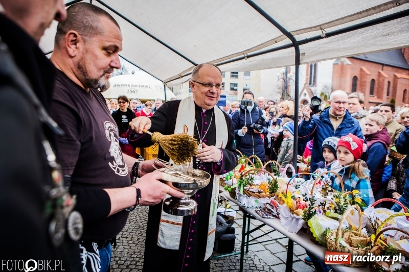 Zdjęcie w galerii na portalu naszraciborz.pl: Biskup opolski święcił w Raciborzu pokarmy i z prezydentem serwował żurek WIDEO wiadomości z regionu