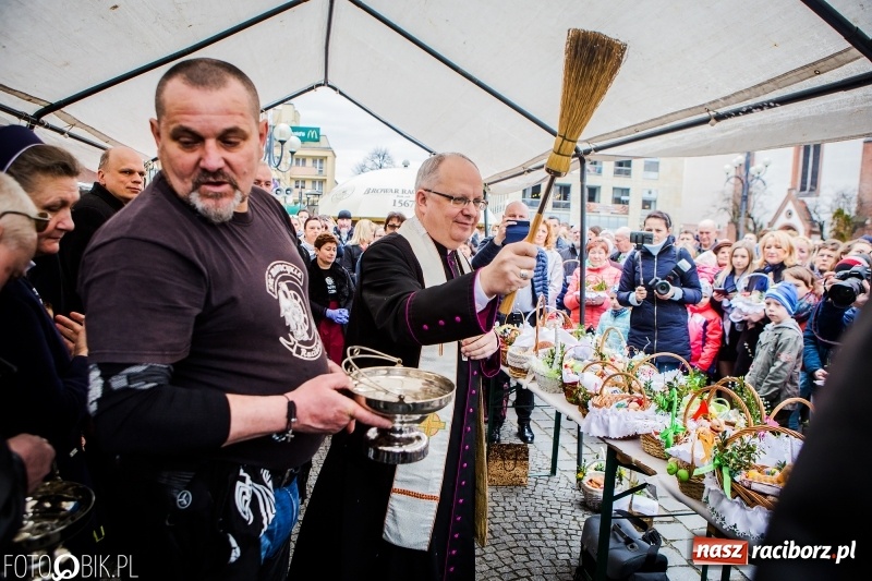 Zdjęcie w galerii na portalu naszraciborz.pl: Biskup opolski święcił w Raciborzu pokarmy i z prezydentem serwował żurek WIDEO wiadomości z regionu