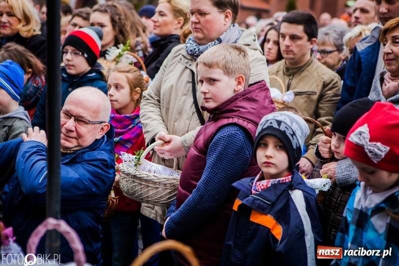 Zdjęcie w galerii na portalu naszraciborz.pl: Biskup opolski święcił w Raciborzu pokarmy i z prezydentem serwował żurek WIDEO wiadomości z regionu