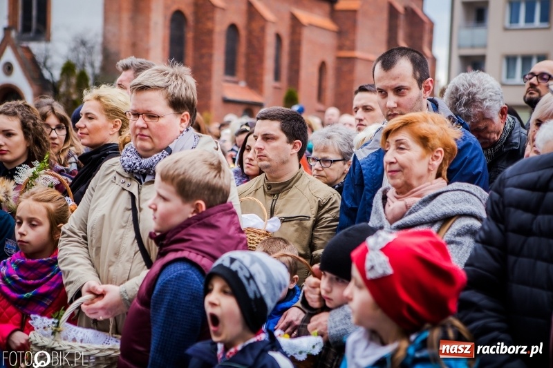 Zdjęcie w galerii na portalu naszraciborz.pl: Biskup opolski święcił w Raciborzu pokarmy i z prezydentem serwował żurek WIDEO wiadomości z regionu