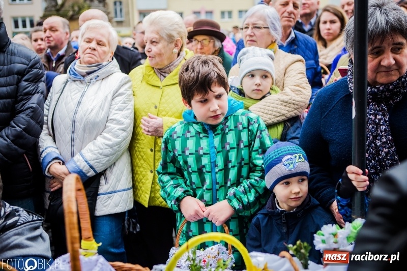 Zdjęcie w galerii na portalu naszraciborz.pl: Biskup opolski święcił w Raciborzu pokarmy i z prezydentem serwował żurek WIDEO wiadomości z regionu