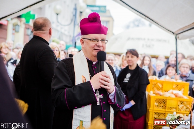 Zdjęcie w galerii na portalu naszraciborz.pl: Biskup opolski święcił w Raciborzu pokarmy i z prezydentem serwował żurek WIDEO wiadomości z regionu