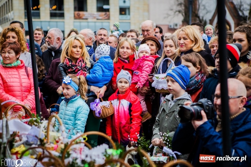 Zdjęcie w galerii na portalu naszraciborz.pl: Biskup opolski święcił w Raciborzu pokarmy i z prezydentem serwował żurek WIDEO wiadomości z regionu