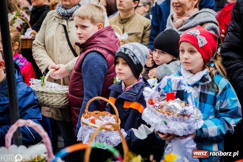Zdjęcie w galerii na portalu naszraciborz.pl: Biskup opolski święcił w Raciborzu pokarmy i z prezydentem serwował żurek WIDEO wiadomości z regionu