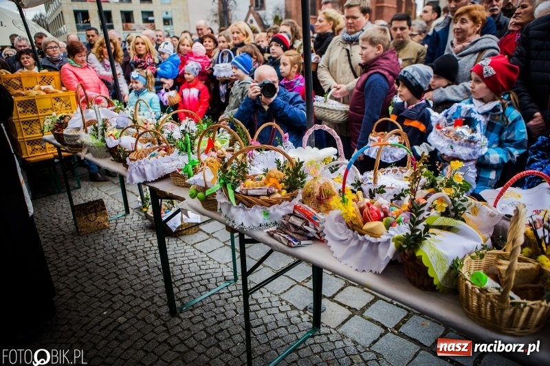 Zdjęcie w galerii na portalu naszraciborz.pl: Biskup opolski święcił w Raciborzu pokarmy i z prezydentem serwował żurek WIDEO wiadomości z regionu