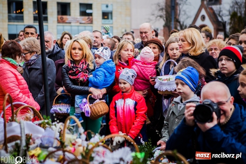 Zdjęcie w galerii na portalu naszraciborz.pl: Biskup opolski święcił w Raciborzu pokarmy i z prezydentem serwował żurek WIDEO wiadomości z regionu