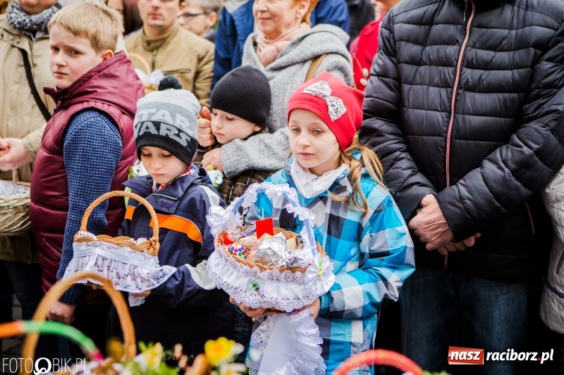 Zdjęcie w galerii na portalu naszraciborz.pl: Biskup opolski święcił w Raciborzu pokarmy i z prezydentem serwował żurek WIDEO wiadomości z regionu