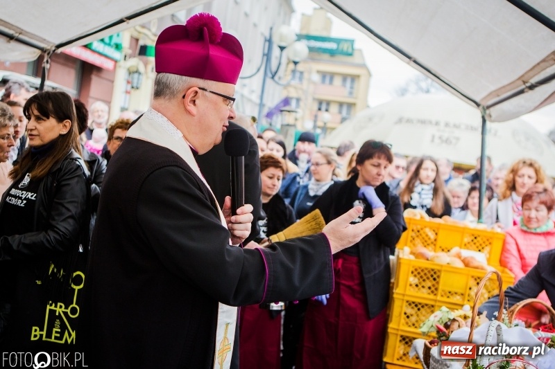 Zdjęcie w galerii na portalu naszraciborz.pl: Biskup opolski święcił w Raciborzu pokarmy i z prezydentem serwował żurek WIDEO wiadomości z regionu