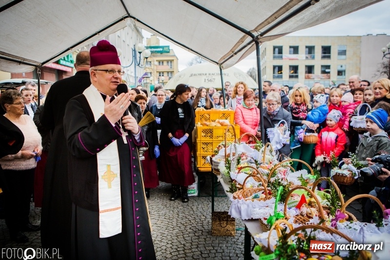 Zdjęcie w galerii na portalu naszraciborz.pl: Biskup opolski święcił w Raciborzu pokarmy i z prezydentem serwował żurek WIDEO wiadomości z regionu