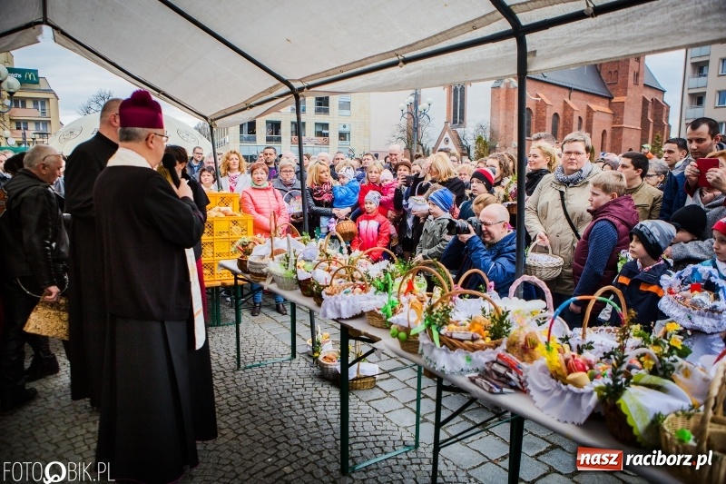 Zdjęcie w galerii na portalu naszraciborz.pl: Biskup opolski święcił w Raciborzu pokarmy i z prezydentem serwował żurek WIDEO wiadomości z regionu