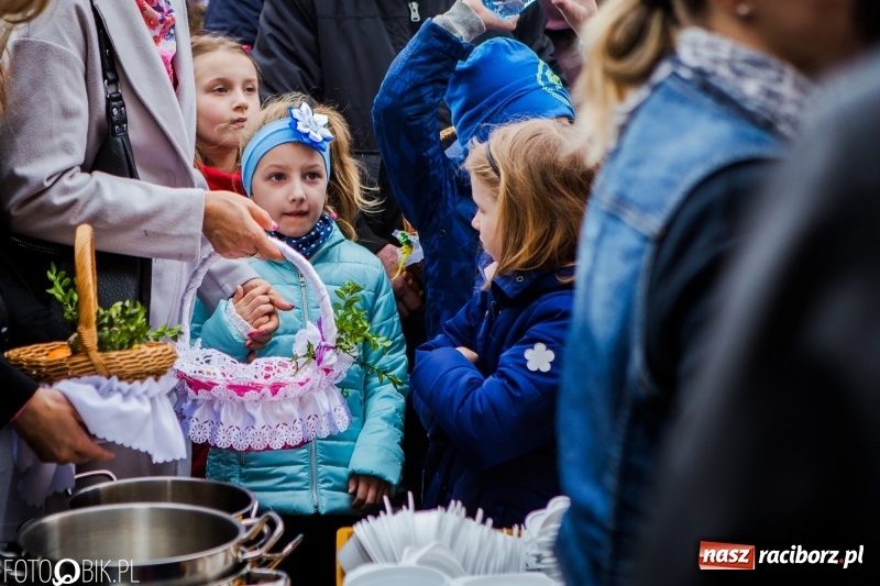 Zdjęcie w galerii na portalu naszraciborz.pl: Biskup opolski święcił w Raciborzu pokarmy i z prezydentem serwował żurek WIDEO wiadomości z regionu