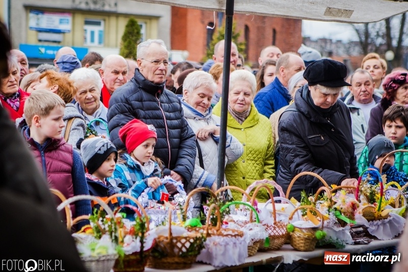 Zdjęcie w galerii na portalu naszraciborz.pl: Biskup opolski święcił w Raciborzu pokarmy i z prezydentem serwował żurek WIDEO wiadomości z regionu
