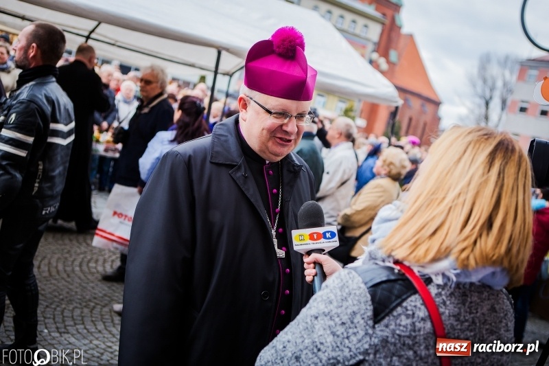 Zdjęcie w galerii na portalu naszraciborz.pl: Biskup opolski święcił w Raciborzu pokarmy i z prezydentem serwował żurek WIDEO wiadomości z regionu