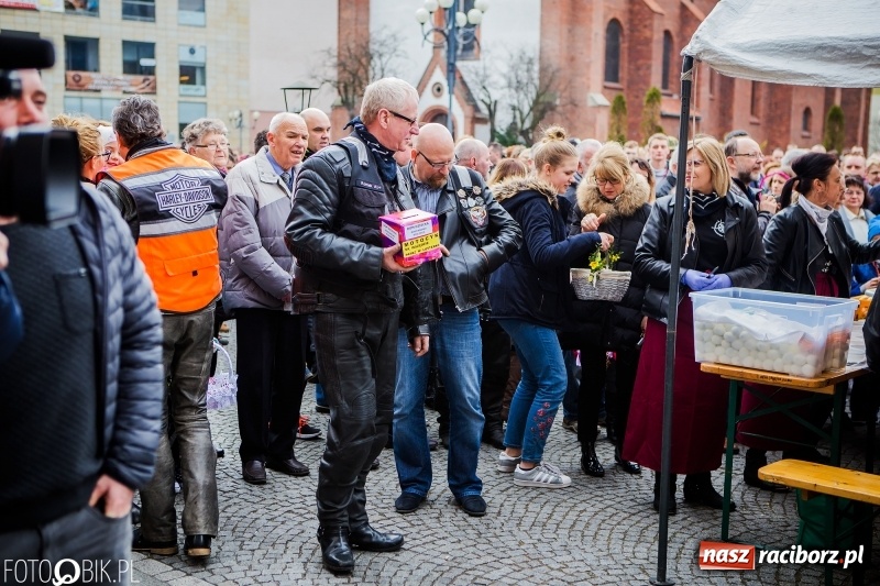 Zdjęcie w galerii na portalu naszraciborz.pl: Biskup opolski święcił w Raciborzu pokarmy i z prezydentem serwował żurek WIDEO wiadomości z regionu