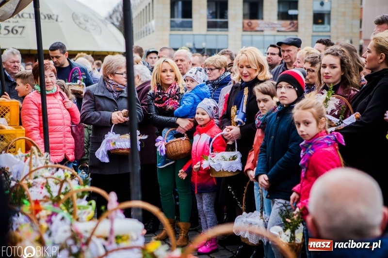 Zdjęcie w galerii na portalu naszraciborz.pl: Biskup opolski święcił w Raciborzu pokarmy i z prezydentem serwował żurek WIDEO wiadomości z regionu