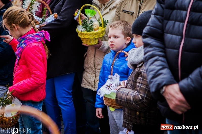Zdjęcie w galerii na portalu naszraciborz.pl: Biskup opolski święcił w Raciborzu pokarmy i z prezydentem serwował żurek WIDEO wiadomości z regionu