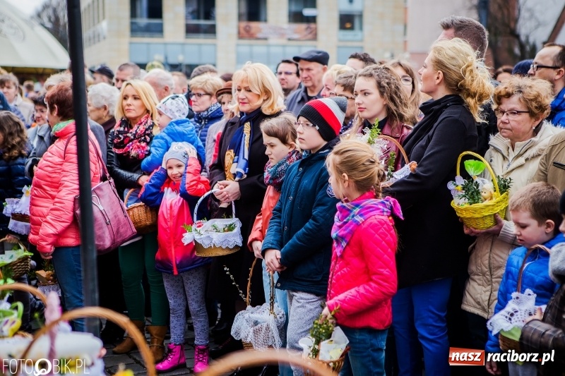 Zdjęcie w galerii na portalu naszraciborz.pl: Biskup opolski święcił w Raciborzu pokarmy i z prezydentem serwował żurek WIDEO wiadomości z regionu