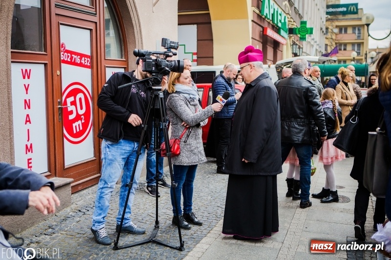 Zdjęcie w galerii na portalu naszraciborz.pl: Biskup opolski święcił w Raciborzu pokarmy i z prezydentem serwował żurek WIDEO wiadomości z regionu