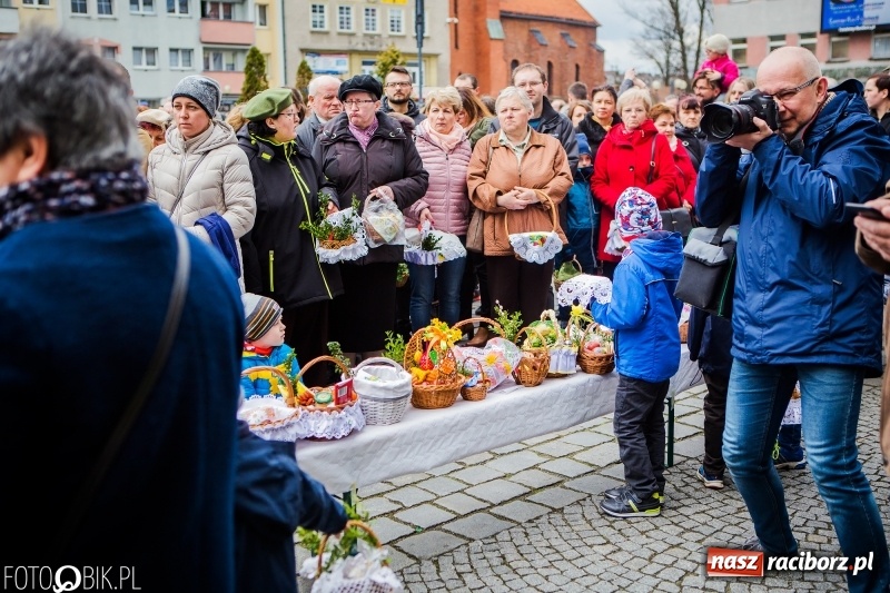 Zdjęcie w galerii na portalu naszraciborz.pl: Biskup opolski święcił w Raciborzu pokarmy i z prezydentem serwował żurek WIDEO wiadomości z regionu