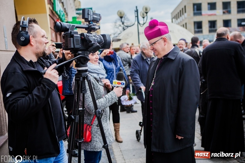 Zdjęcie w galerii na portalu naszraciborz.pl: Biskup opolski święcił w Raciborzu pokarmy i z prezydentem serwował żurek WIDEO wiadomości z regionu