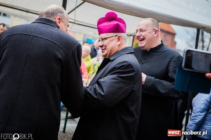 Zdjęcie w galerii na portalu naszraciborz.pl: Biskup opolski święcił w Raciborzu pokarmy i z prezydentem serwował żurek WIDEO wiadomości z regionu