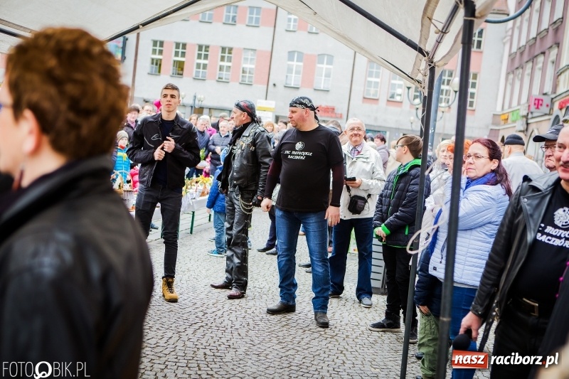 Zdjęcie w galerii na portalu naszraciborz.pl: Biskup opolski święcił w Raciborzu pokarmy i z prezydentem serwował żurek WIDEO wiadomości z regionu