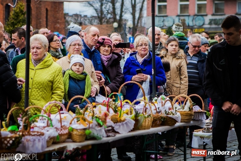 Zdjęcie w galerii na portalu naszraciborz.pl: Biskup opolski święcił w Raciborzu pokarmy i z prezydentem serwował żurek WIDEO wiadomości z regionu