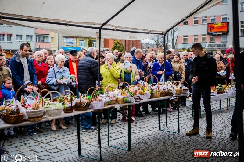 Zdjęcie w galerii na portalu naszraciborz.pl: Biskup opolski święcił w Raciborzu pokarmy i z prezydentem serwował żurek WIDEO wiadomości z regionu