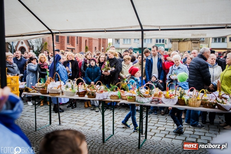 Zdjęcie w galerii na portalu naszraciborz.pl: Biskup opolski święcił w Raciborzu pokarmy i z prezydentem serwował żurek WIDEO wiadomości z regionu