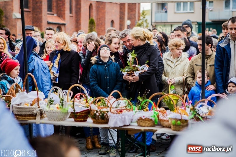 Zdjęcie w galerii na portalu naszraciborz.pl: Biskup opolski święcił w Raciborzu pokarmy i z prezydentem serwował żurek WIDEO wiadomości z regionu